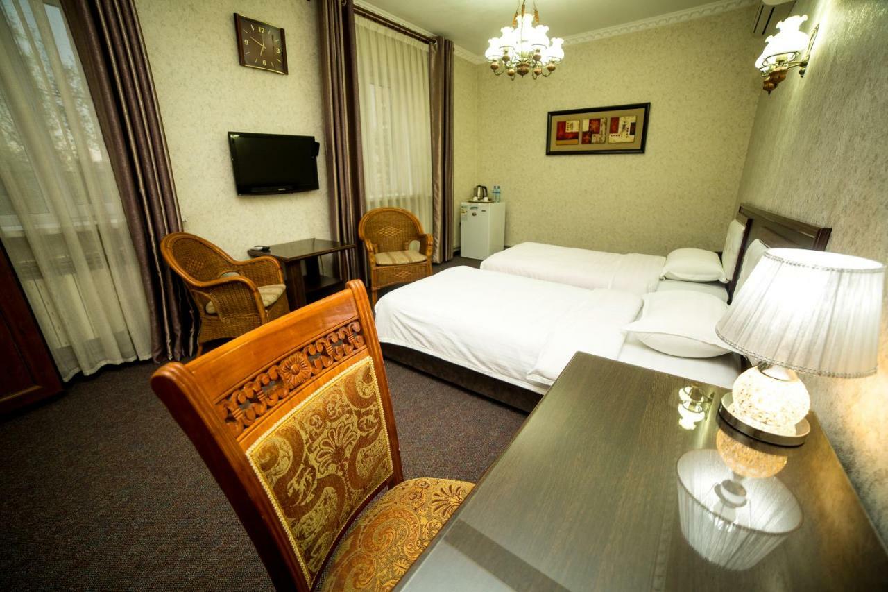 Grand Hotel Bisjkek Buitenkant foto